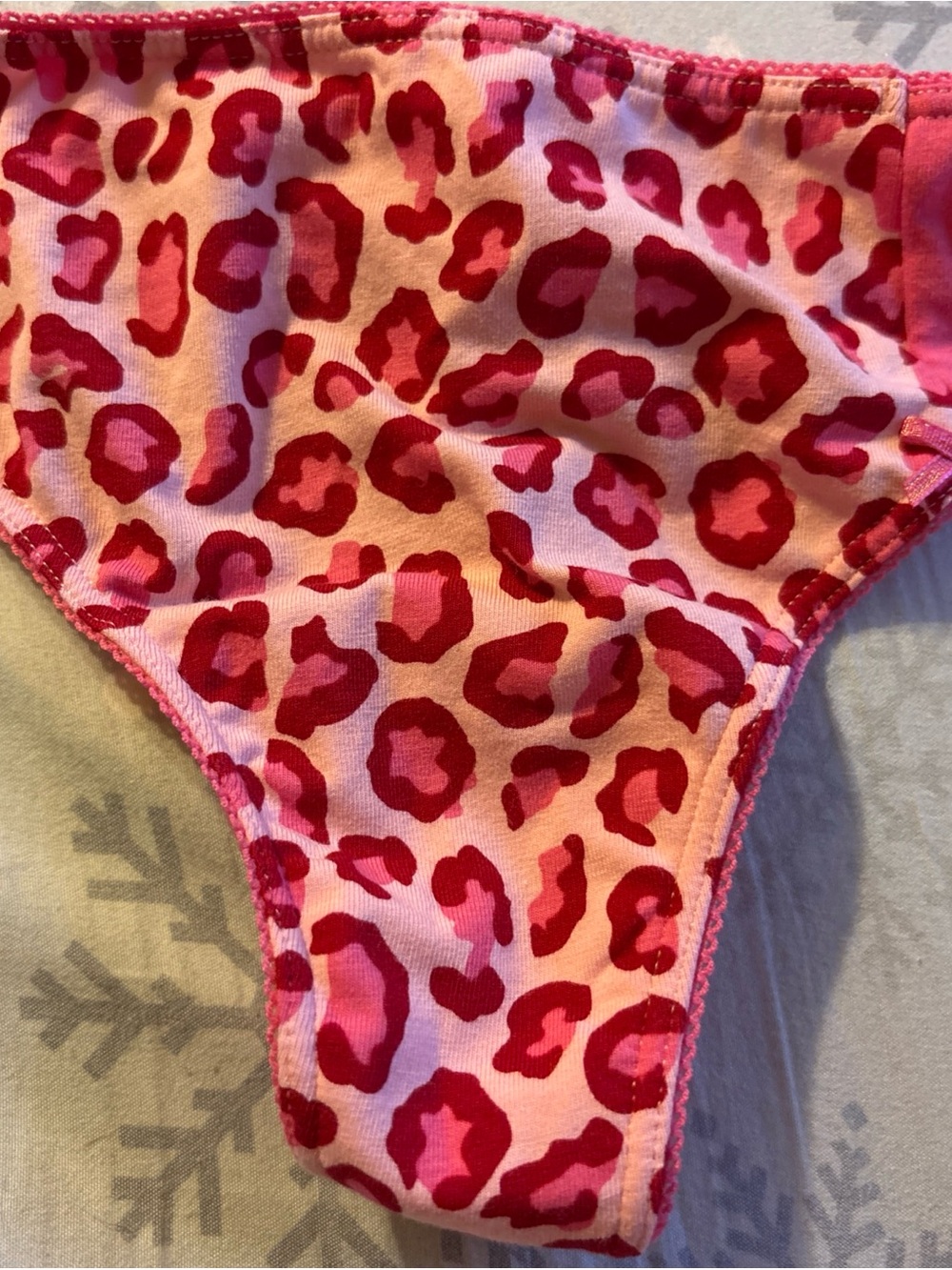 PINK Victoria’s Secret Pink Leopard Print Thong Panties Size Large NWOT - Picture 2 of 5